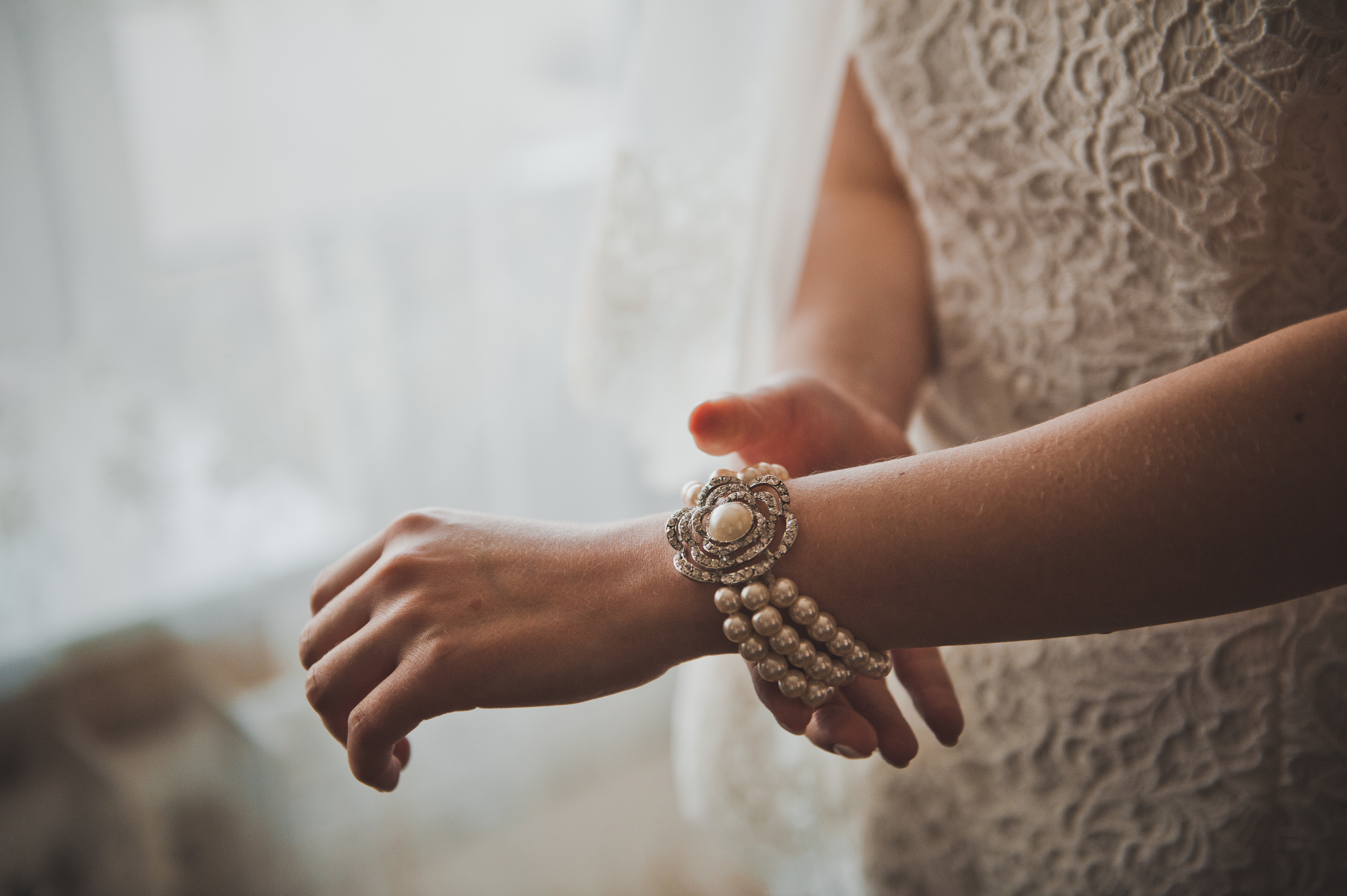 Массивные красивые браслеты на руку девушке